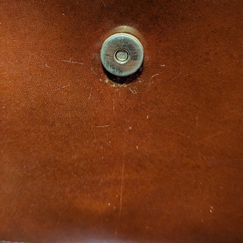 Vintage camel brown leather handbag with buckled shoulder strap and foldover top - Picture 5 of 12